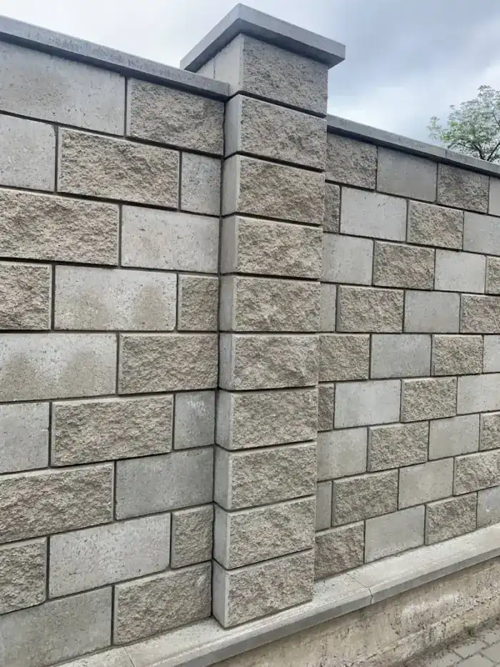 blok-dekoratyvnyi-odnostoronnii-skol-400kh200kh200-siryi-005 Блок декоративний односторонній скол 400х200х200 сірий